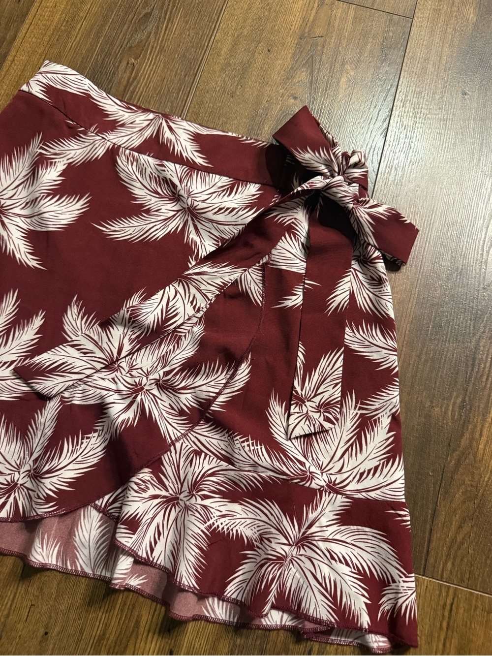 Zaful Women’s Burgundy Tropical Palm Print Wrap Mini Skirt Size Small US 4 - Picture 3 of 8